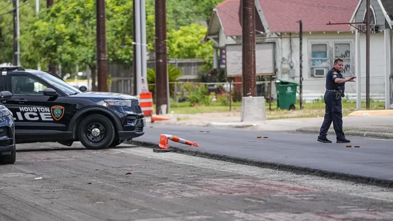 Mexicano muere tras recibir disparos de agente del ICE en Houston