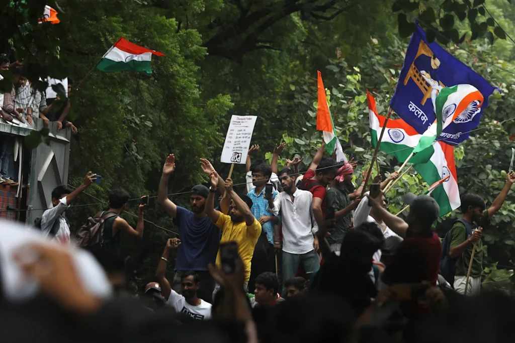 Policía reprime protesta del movimiento Cucaracha en India 1 Policía reprime protesta del movimiento Cucaracha en India