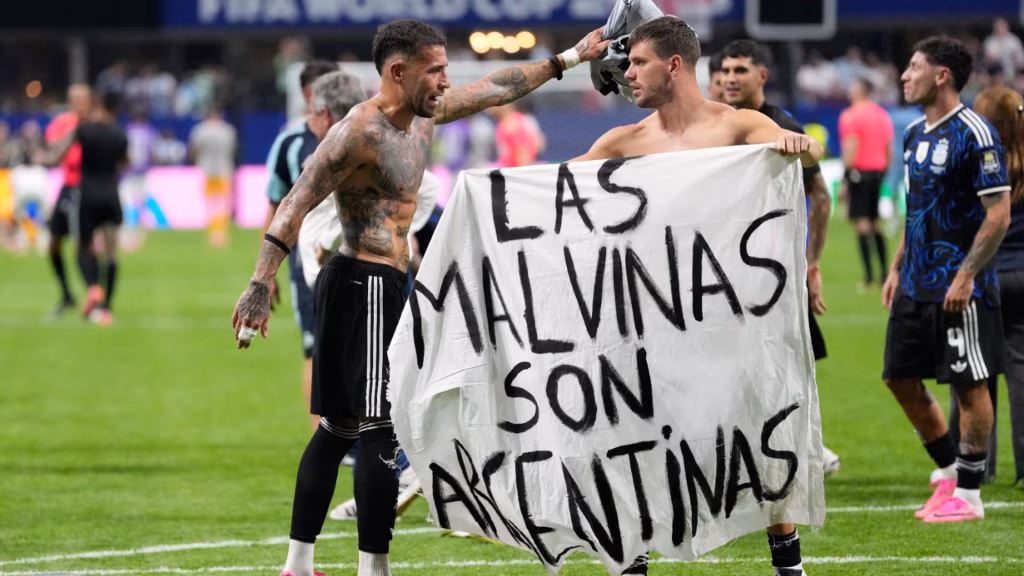 Reino Unido pide investigar a Argentina por pancarta de Malvinas 1 Reino Unido pide investigar a Argentina por pancarta de Malvinas