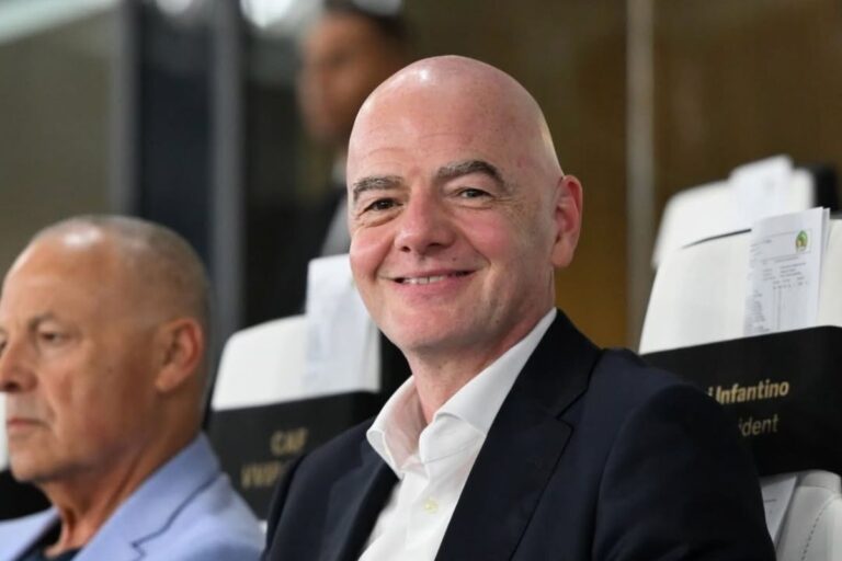 Exfutbolistas piden un “cambio” en la FIFA
