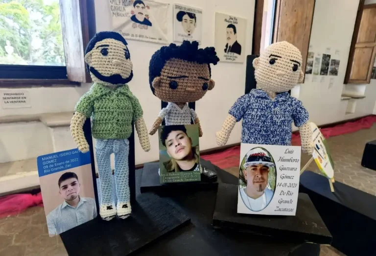 Madres buscadoras bordan rostros de desaparecidos