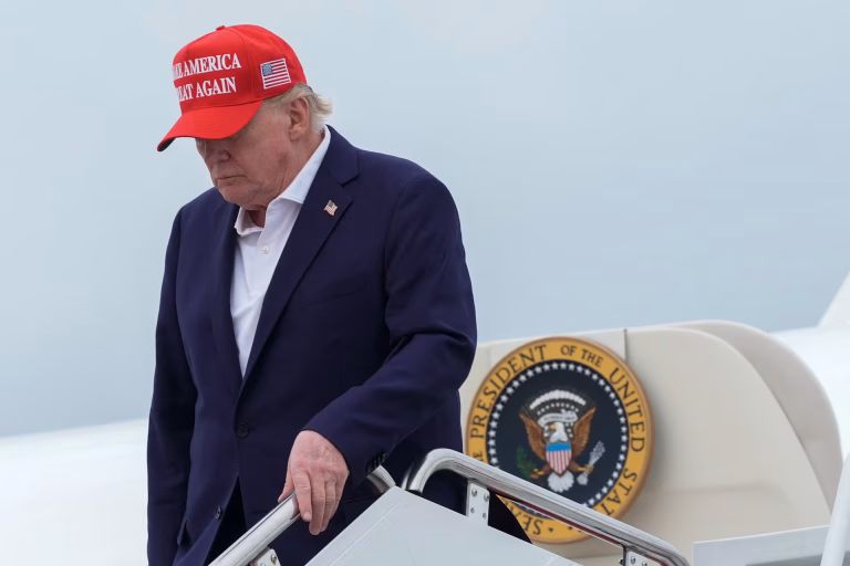 Trump amenaza con atacar Omán por el estrecho de Ormuz