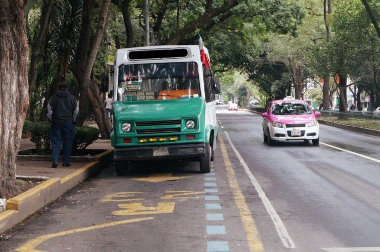 Estudiantes del oriente de CDMX pasan horas en transporte