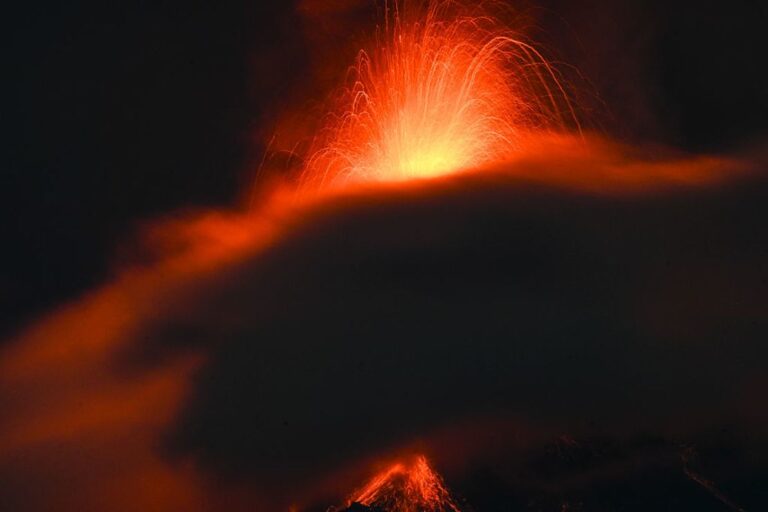 Guatemala declara alerta por erupción del volcán de Fuego