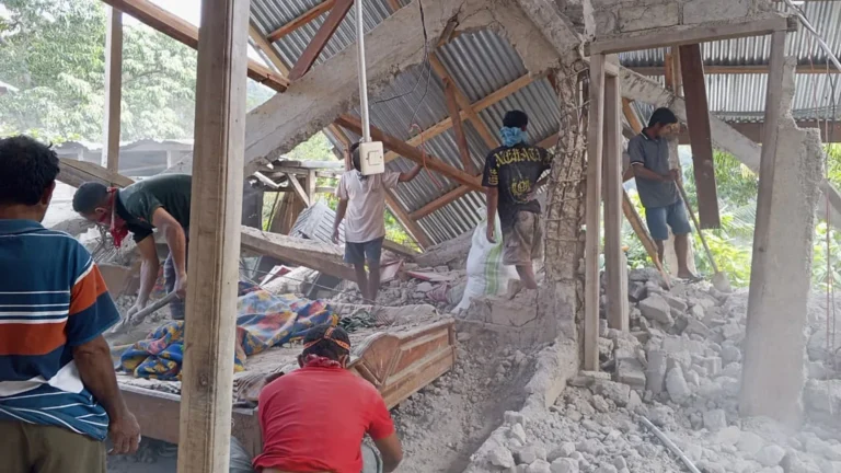 Terremoto de 7.7 deja 53 muertos en Indonesia