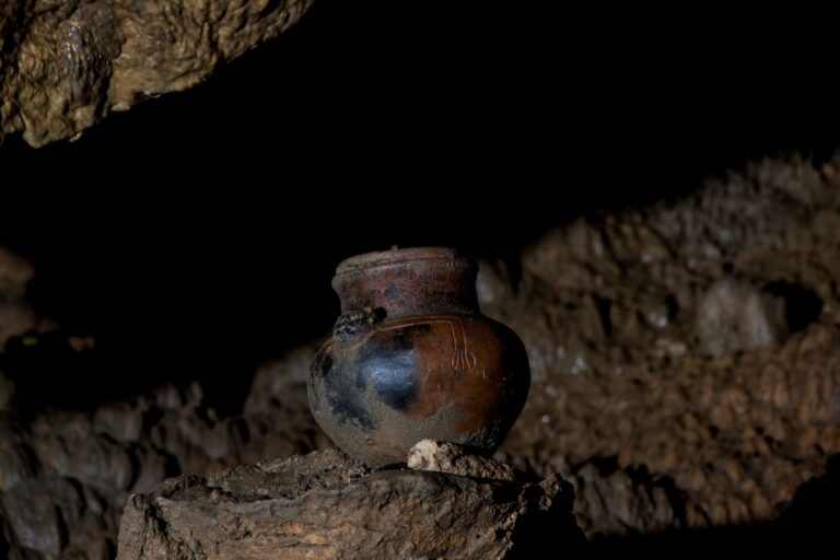 Hallan cueva zoque con 179 piezas prehispánicas en Chiapas