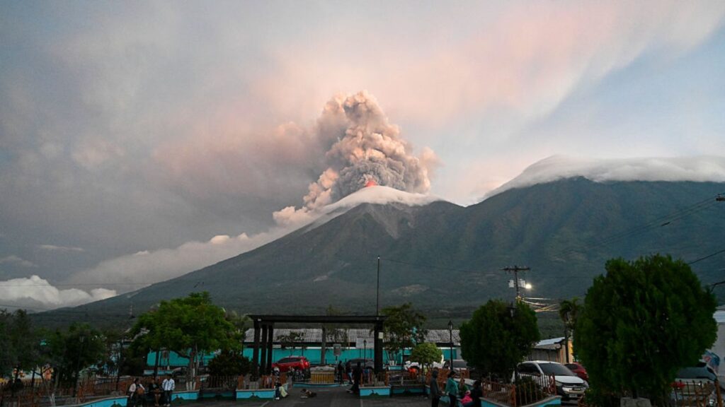 Guatemala declara alerta por erupción del volcán de Fuego 1 Guatemala declara alerta por erupción del volcán de Fuego