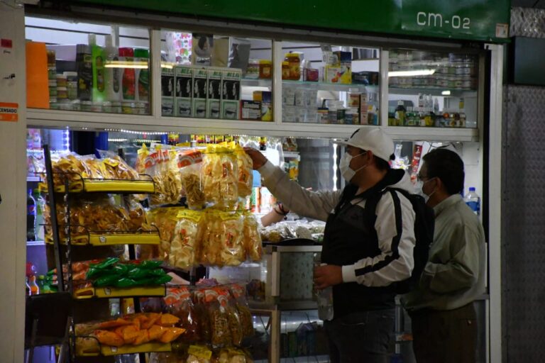 Nuevas reglas del Metro prohíben hornos y gritos en locales