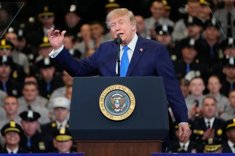 Trump amenaza con declarar estadunidense el estrecho de Ormuz
