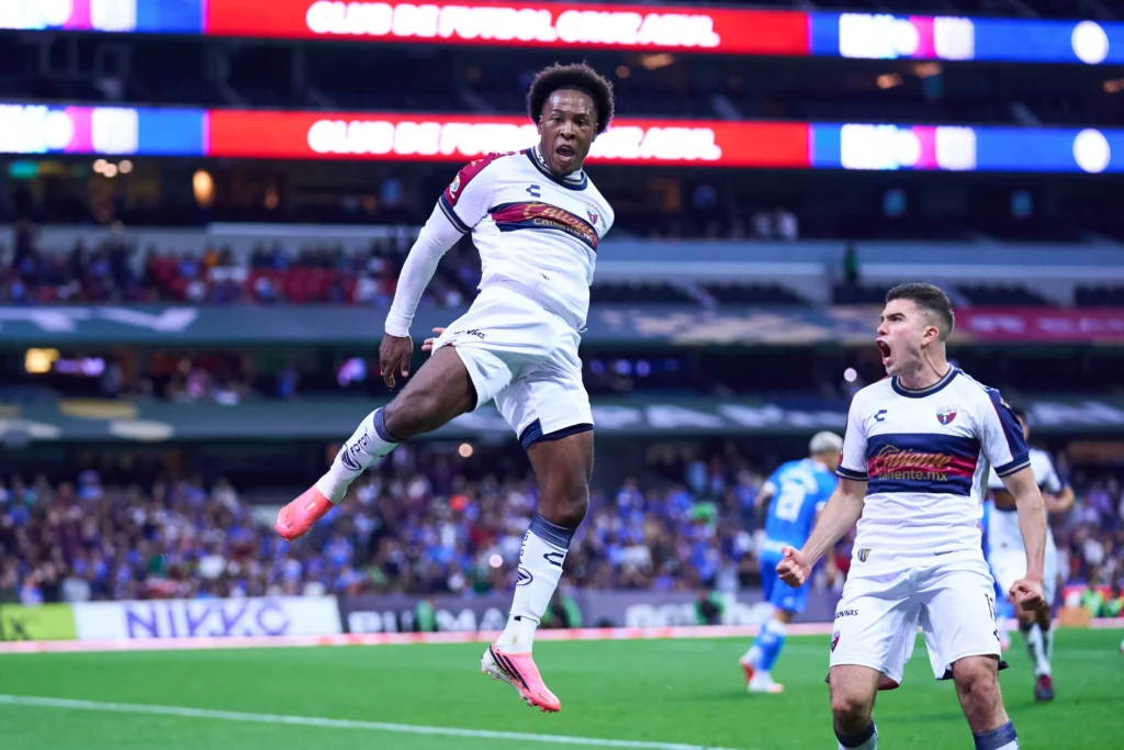 Atlante sorprende y acaba con el invicto de Cruz Azul 2 Atlante sorprende y acaba con el invicto de Cruz Azul
