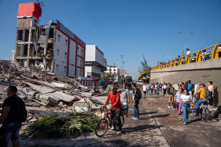 Terremoto de magnitud 7.4 deja 111 muertos en Colombia