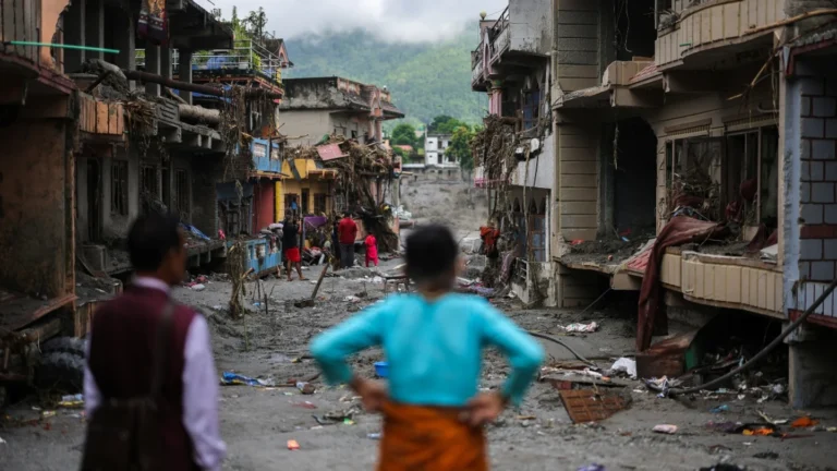 Nepal, en alerta máxima ante riesgo de nuevas riadas