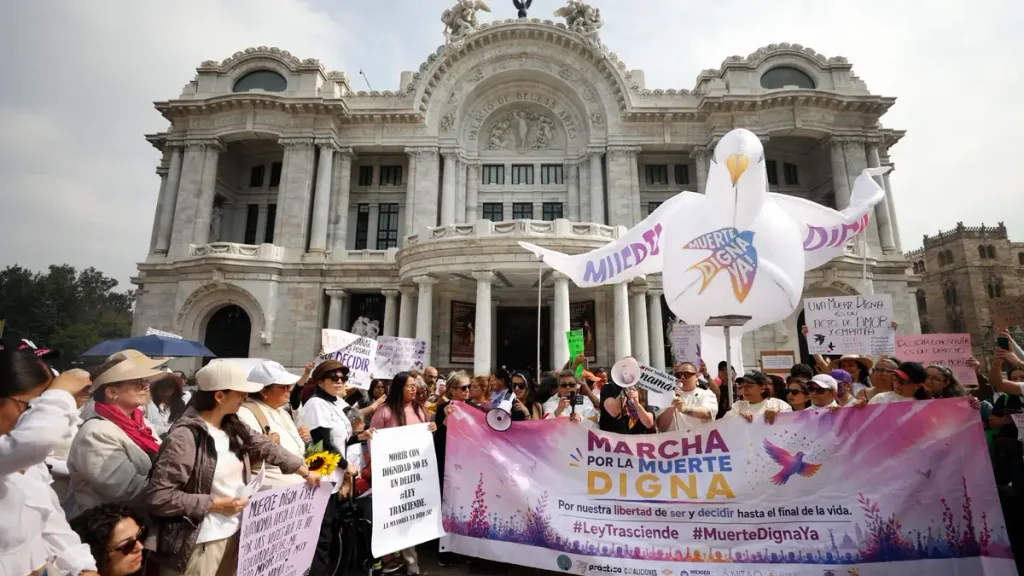 Pacientes marchan en CDMX por la legalización de la eutanasia 2 Pacientes marchan en CDMX por la legalización de la eutanasia