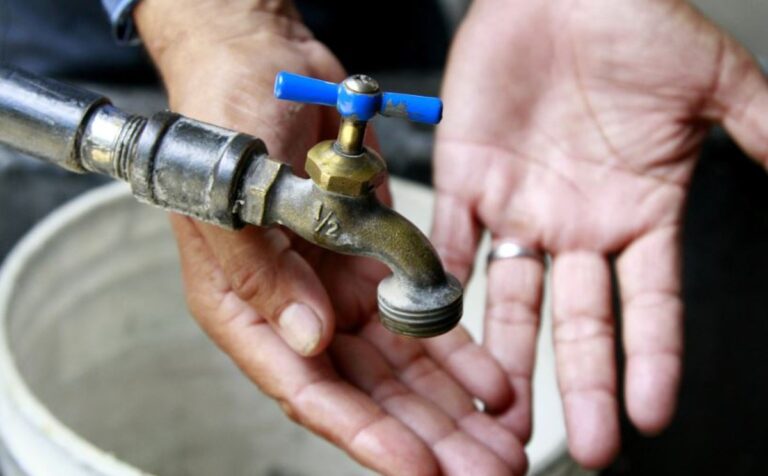 Tandeo de agua afecta a hogares y negocios en Nuevo Laredo
