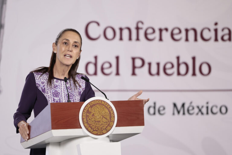 Sheinbaum pide a la UNAM abrir más espacios para jóvenes