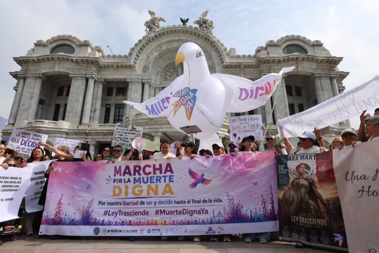 Pacientes marchan en CDMX por la legalización de la eutanasia