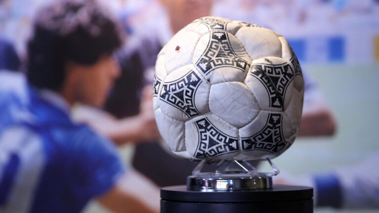 Balón de la ‘Mano de Dios’ se vende en $3.35 millones