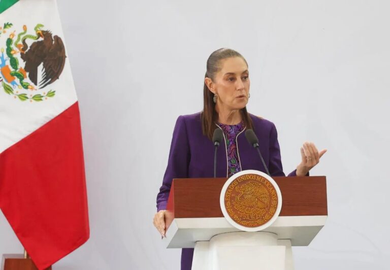 81% de maestros apoya limitar celulares en escuelas