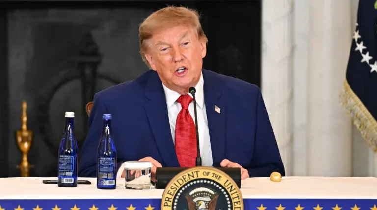 Trump niega diálogo con Irán y afirma que Ormuz está abierto