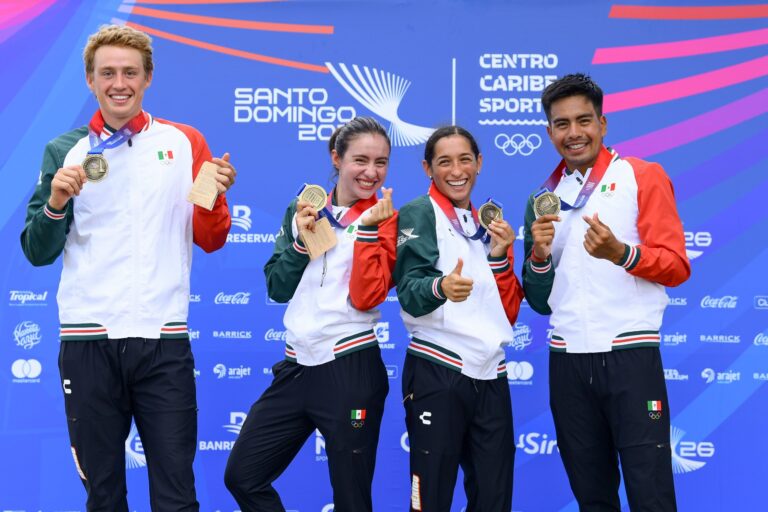 México gana oro en relevo mixto de triatlón
