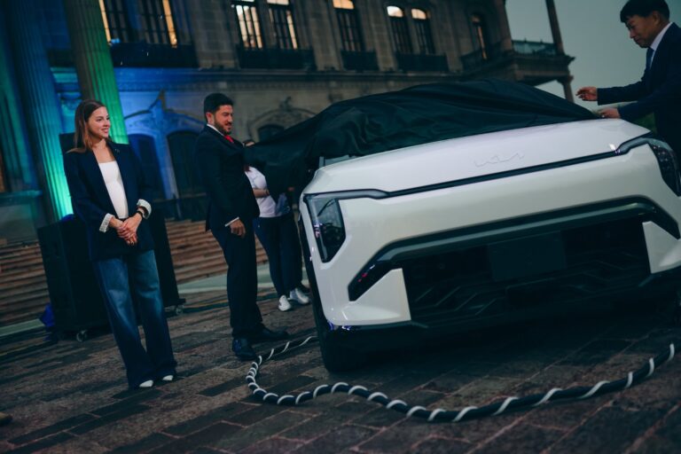 KIA presenta en Nuevo León su primer auto eléctrico fabricado en México