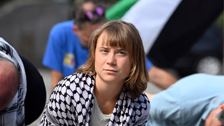Miles marchan en Suecia contra el cambio climático; Greta Thunberg participa en la protesta