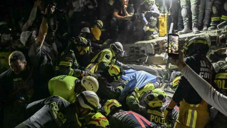 Muere mujer rescatada tras 37 horas bajo escombros en Colombia