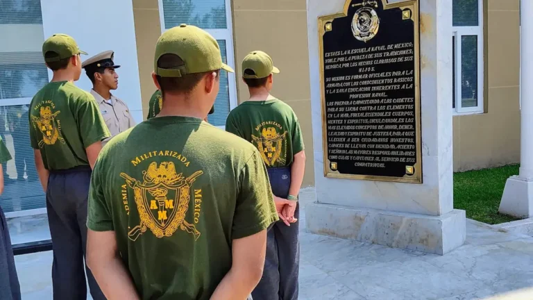 Escuelas militarizadas mantienen cursos pese a prohibición de la SEP