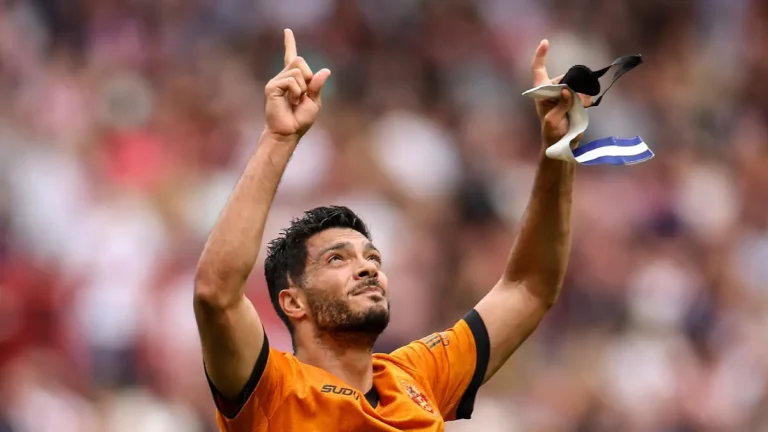 Raúl Jiménez da triunfo al Wolves con gol de último minuto