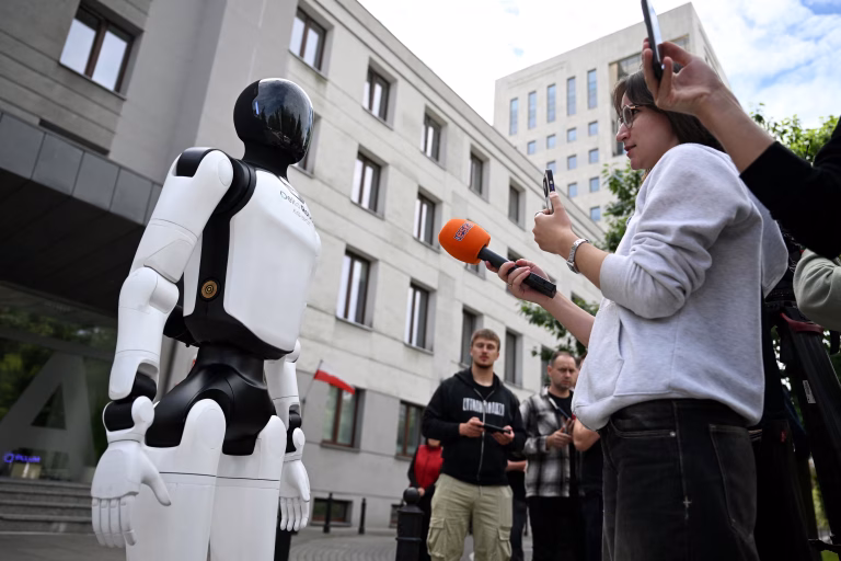 Robots protestan en Polonia contra el uso descontrolado de la IA