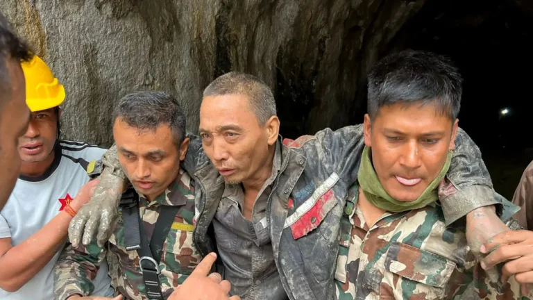 Rescatan con vida a Lu Haitao tras 10 días en Nepal