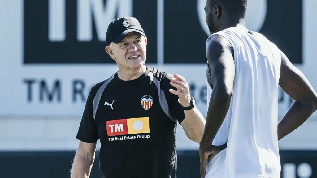 Javier Aguirre promete victorias tras llegar al Valencia 2 Javier Aguirre promete victorias tras llegar al Valencia