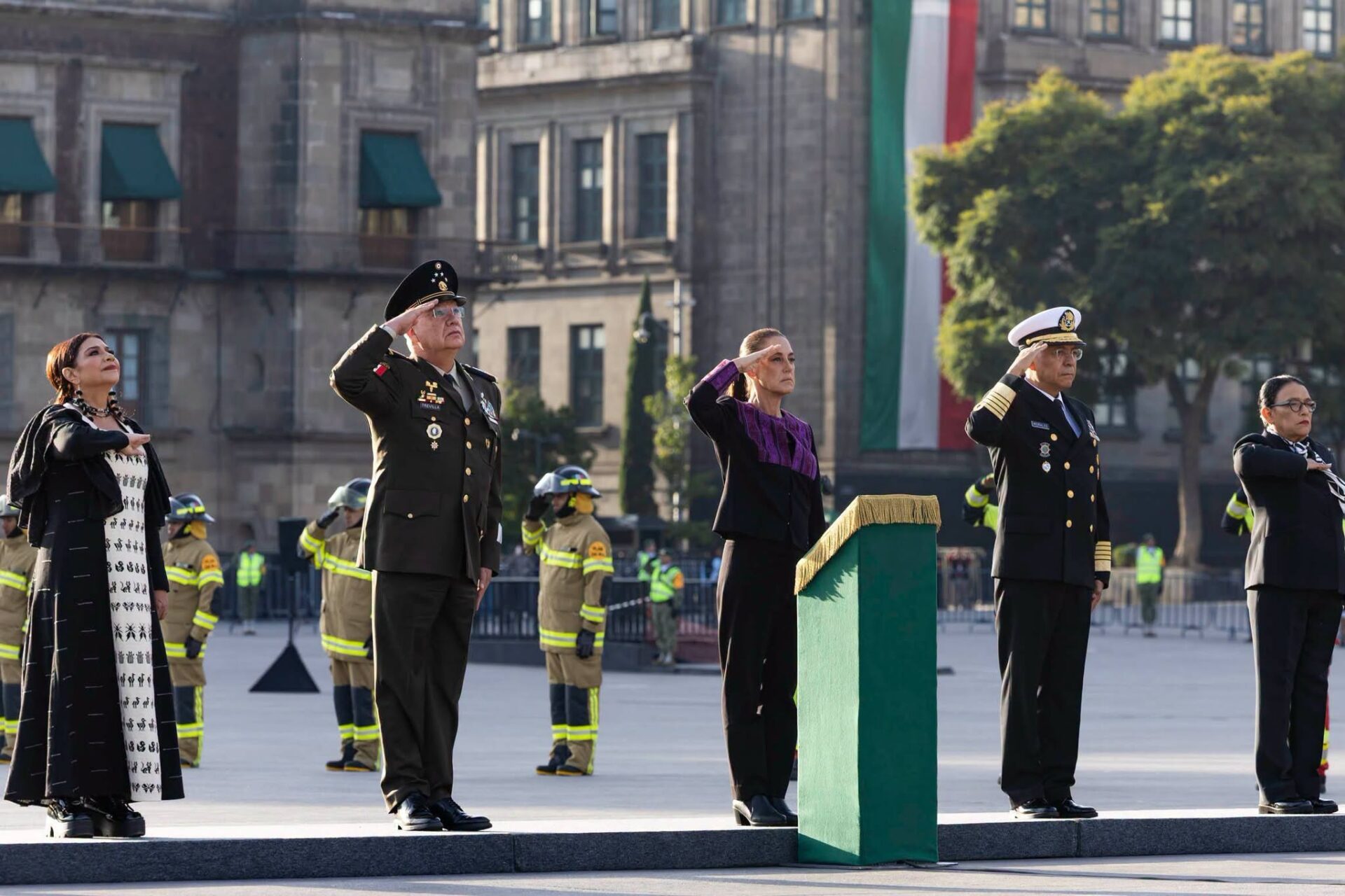16 Sheinbaum iza bandera a media asta por víctimas del 19-S