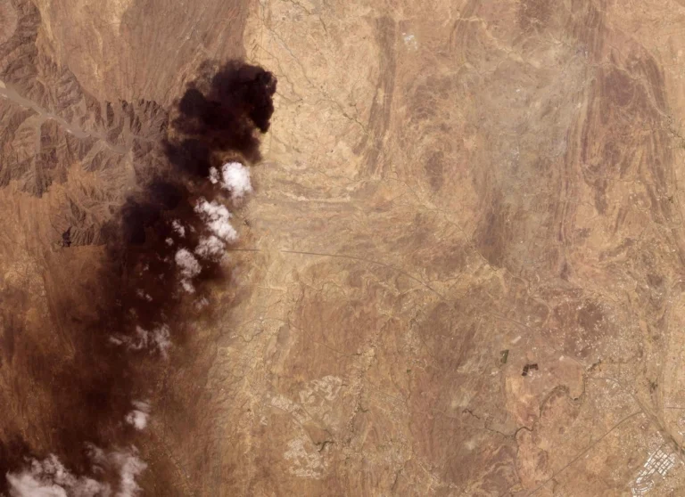 Detectan humo cerca de oleoducto clave de Arabia Saudita