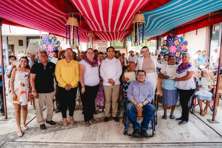 76 adultos mayores de Suchiate reciben acta de nacimiento