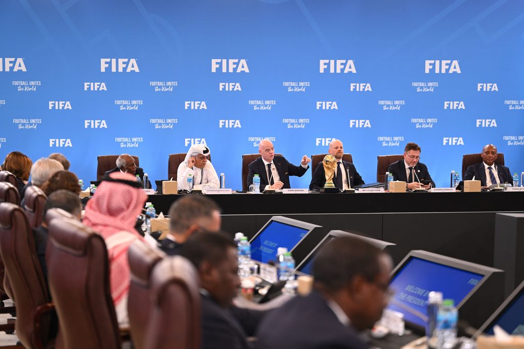 UEFA y Concacaf piden 10 mdd para cada federación 2 UEFA y Concacaf piden 10 mdd para cada federación