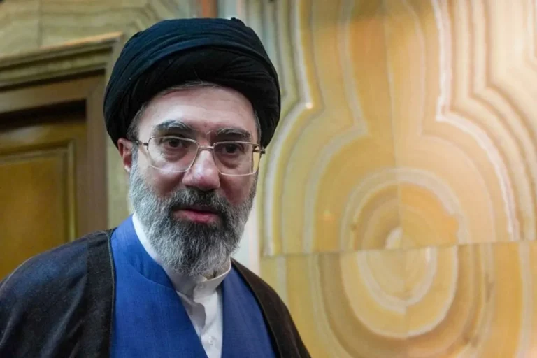 Jamenei afirma que Irán expulsará al enemigo del mar Arábigo