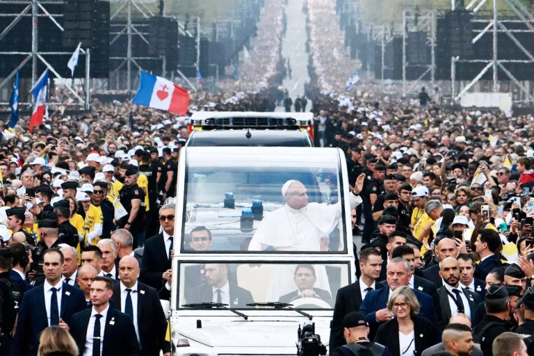 Papa León XIV reúne a 800 mil personas en París