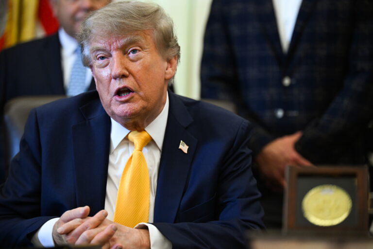 Trump amenaza con frenar comercio con México y Canadá; dice que México solo tiene tamales y tomates