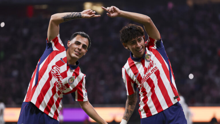 Chivas golea a Pumas y toma el liderato de la Liga MX