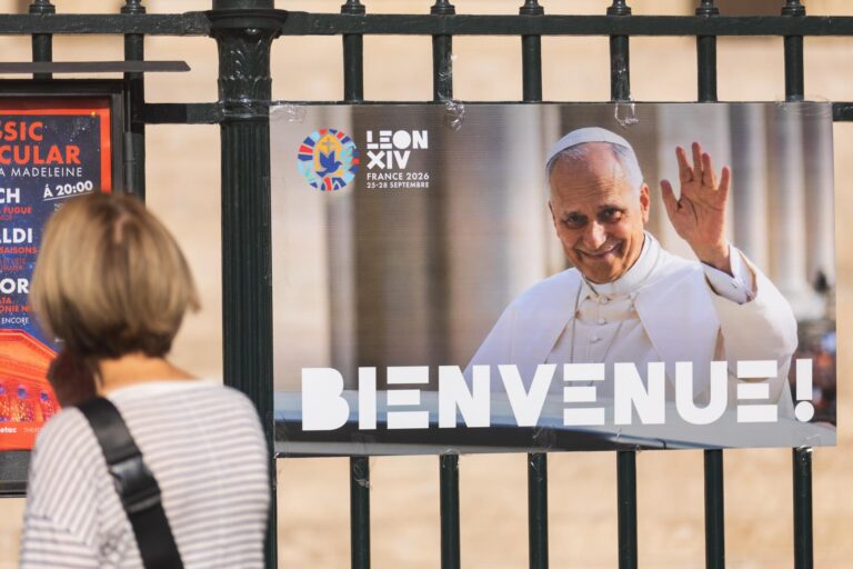 León XIV inicia visita a Francia entre migración y abusos