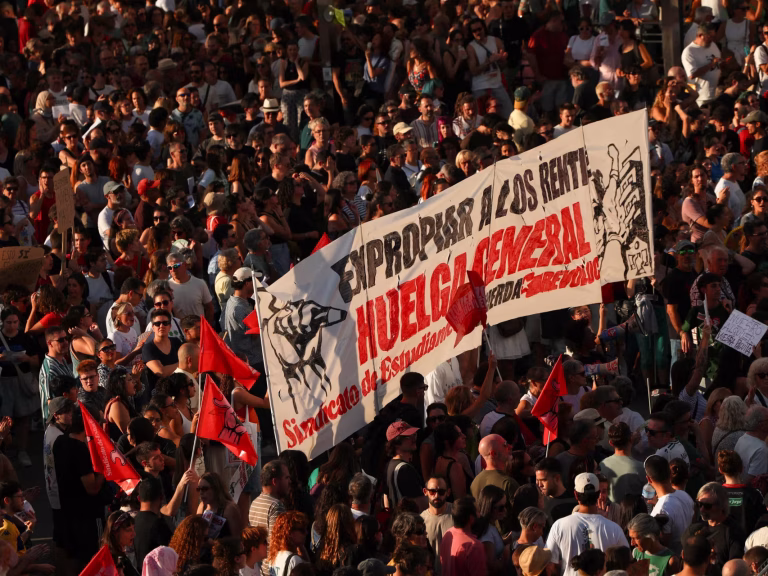Miles marchan en Madrid por el desahucio de Maricarmen