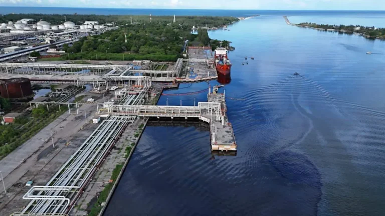 Pemex mantiene operativo para retirar hidrocarburo del Pánuco