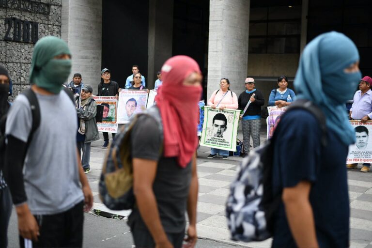 Padres de los 43 protestan frente a la CNDH