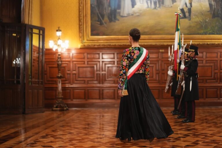 Sheinbaum destaca ropa artesanal y regalos que recicla