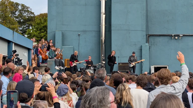 U2 celebra 50 años con concierto en su antigua escuela