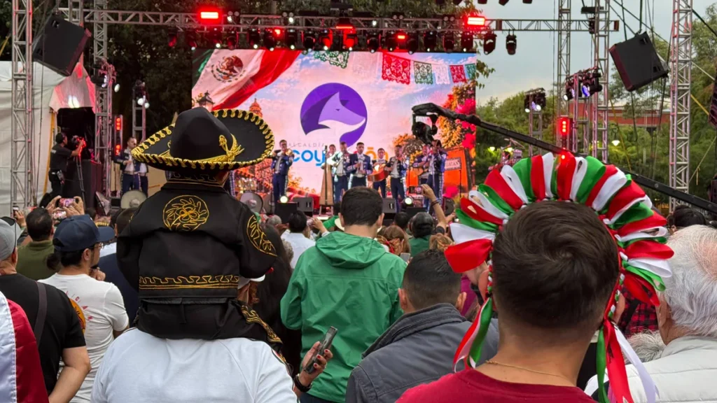 Más de 300 mil personas celebran en el Zócalo 2 Más de 300 mil personas celebran en el Zócalo