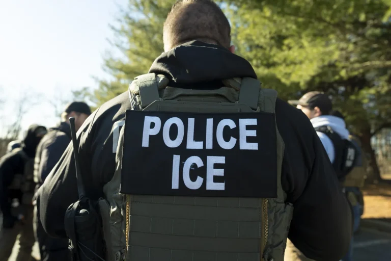 Amnistía pide abolir ICE por abusos contra migrantes