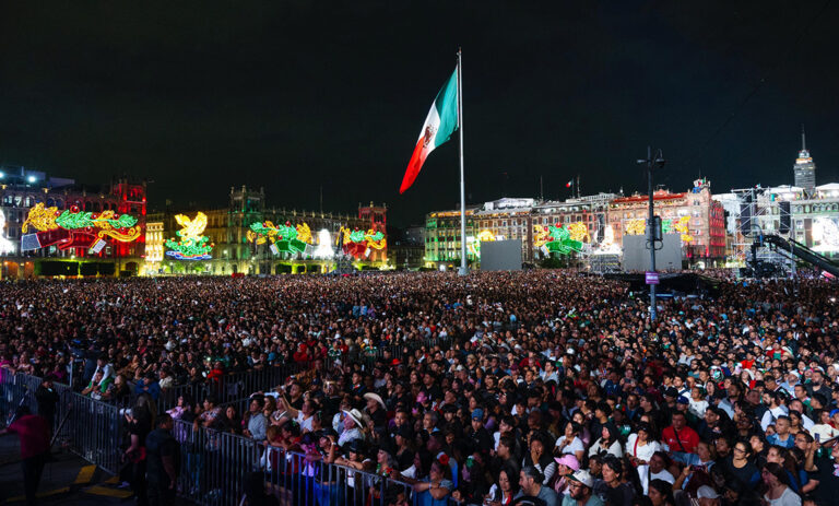 Más de 300 mil personas celebran en el Zócalo
