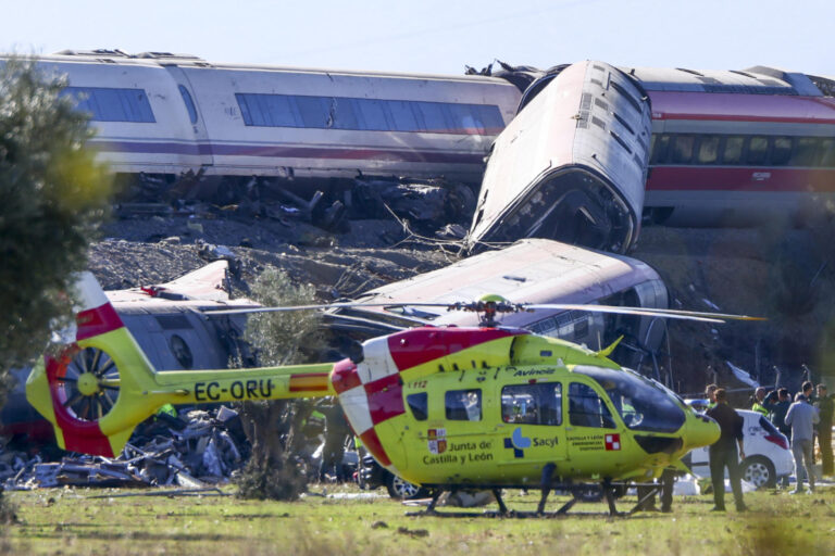 Choque de trenes en España deja decenas de muertos y heridos
